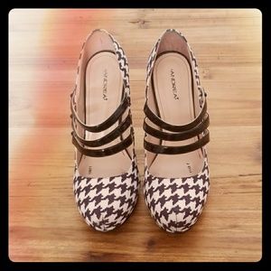 Andrea black and white heels
